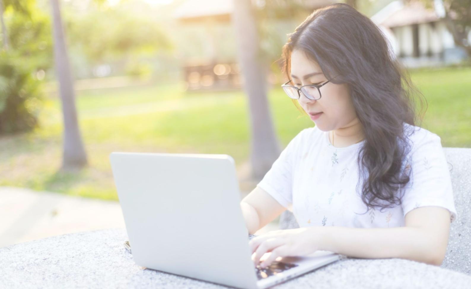 Arbeitsplatz mit Finanzunterlagen und Laptop